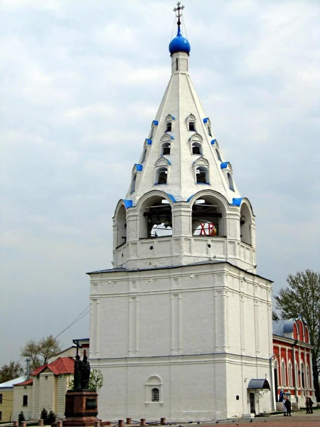 Коломна. Кремль. Успенская Шатровая Звонница. Тихвинский Собор.