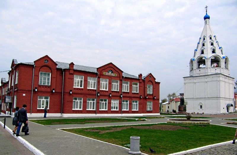 Коломна. Кремль. Успенская Шатровая Звонница. Памятник Св. Кириллу и Мефодию. Школа
