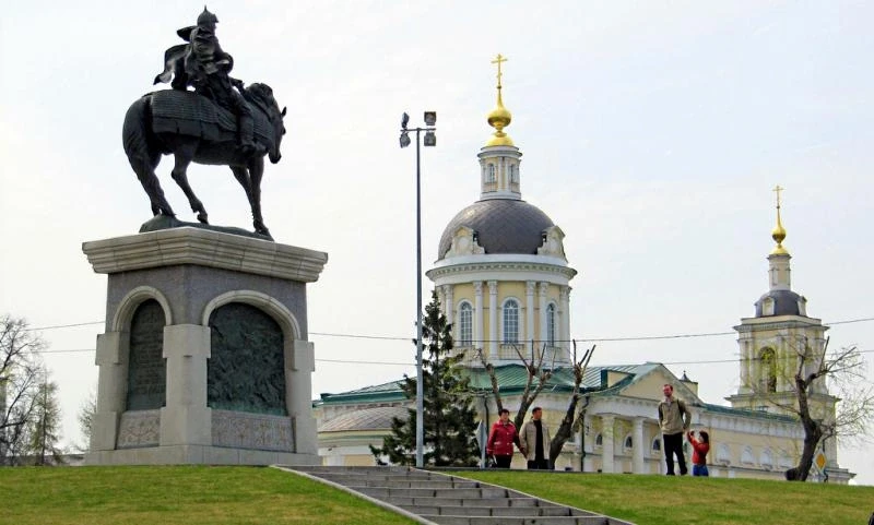 Памятник князю Дмитрию Донскому. Церковь Михаила Архангела