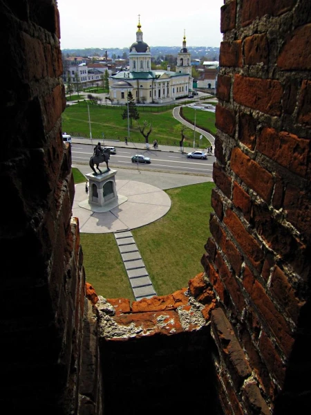 Памятник князю Дмитрию Донскому. Церковь Михаила Архангела