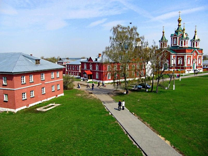 Коломна. Кремль. Брусенский монастырь. Крестовоздвиженский собор.Успенская церковь.Келейные корпуса