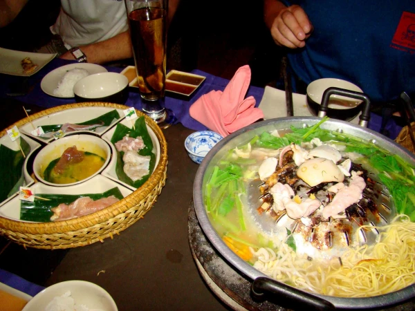 Cambodian B.B.Q. - курица, говядина, змея, крокодил и кальмар
