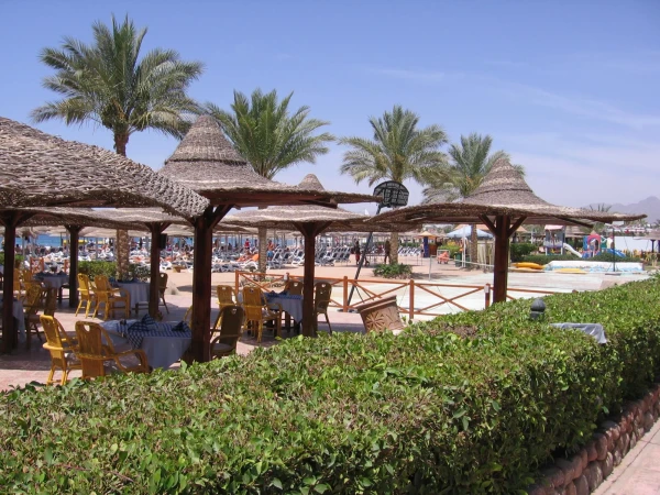 Пляж отеля Gafy Resort в Naama bay, который бесплатно посещают постояльцы Oriental Rivoli