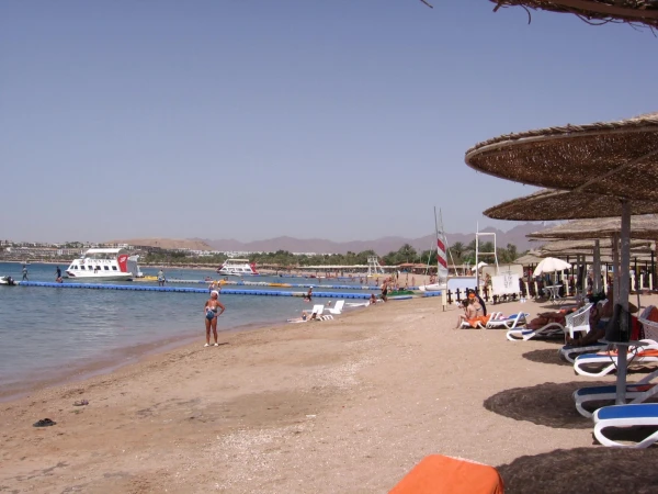Пляж Gafy Resort - вид направо, в сторону пляжей отелей Novotel, Marriott, Hilton