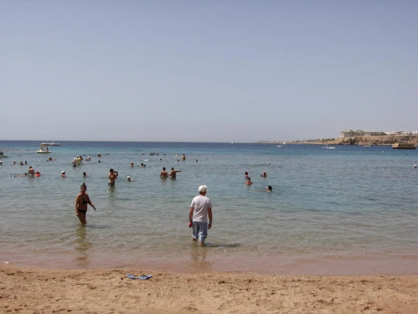 Песчаный вход в море пляжа Gafy Resort, Naama bay