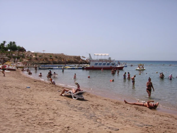 Пляж Gafy Resort - вид налево, в сторону пляжа отеля Sofitel (камни, кораллы)