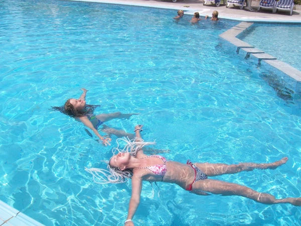 Бассейн на территории Cataract Resort