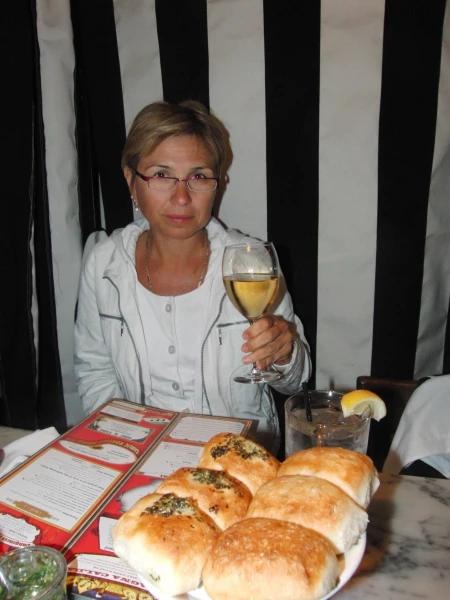 Бокал чесночного вина