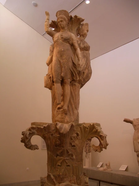"Дельфийские" кариатиды. (музей в Дельфах).