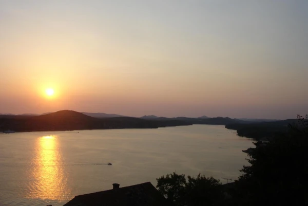 Закат на берегу моря в Шибенике