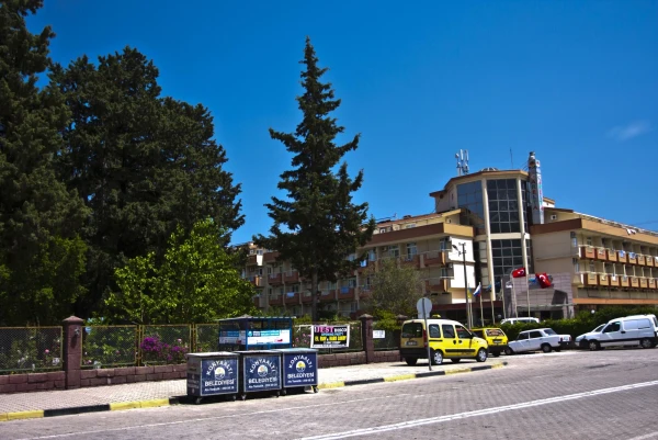 на фото слева,за забором кладбище.В отеле Carelta Beach & SPA  есть номера Cemetery view