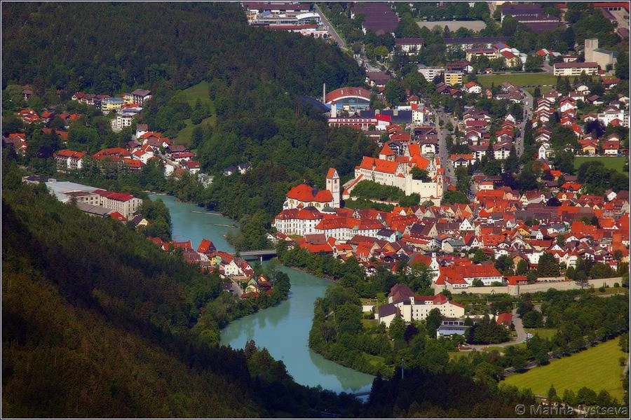 Наш отель левее, в центре,  над рекой