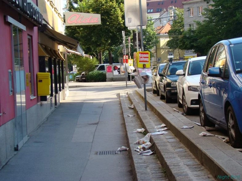 Много мусора воскресным утром (Это район почти в центре.)