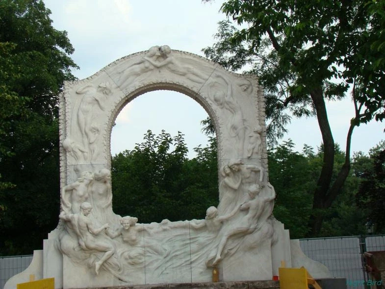 Памятник Штраусу. Некомплект ;)