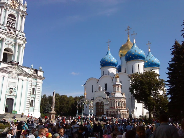 Очередь к мощам Сергия Радонежского