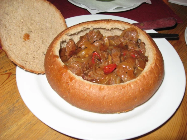 гуляш в хлебной миске