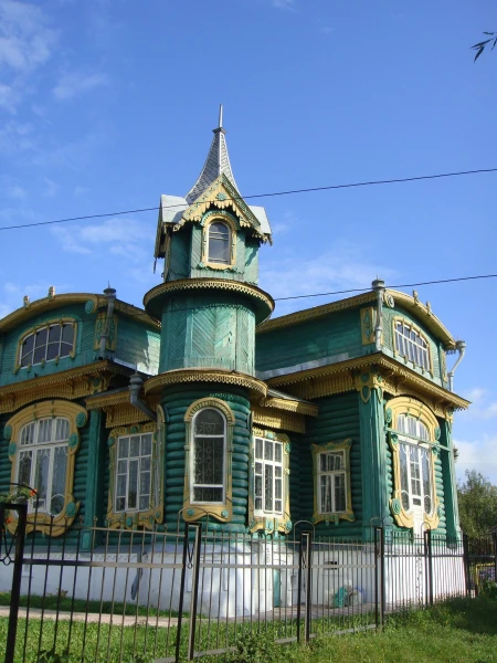 Видны гнутые бревна 
