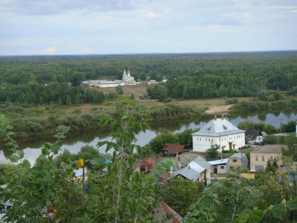 За рекой Знаменский монастырь