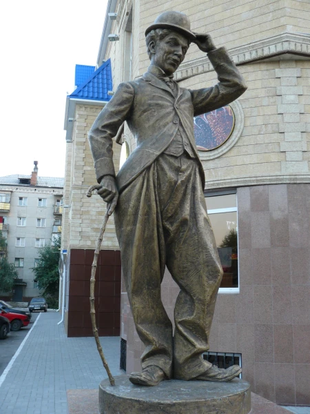 Чаплин у Французского дома