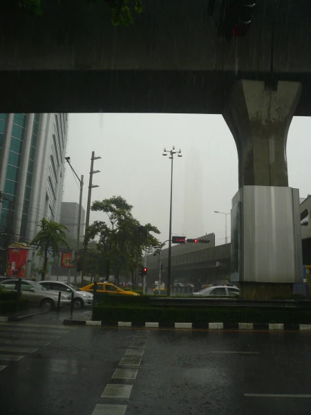 за дождем Baiyoke Sky еле различим:-)