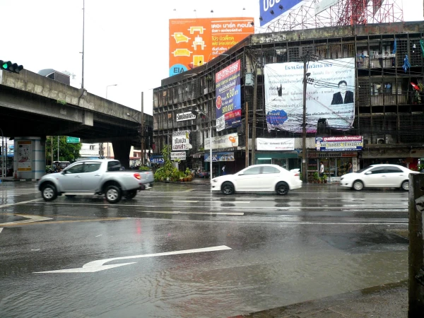 направо с Sri Ayutthaya Rd. к Baiyoke Sky