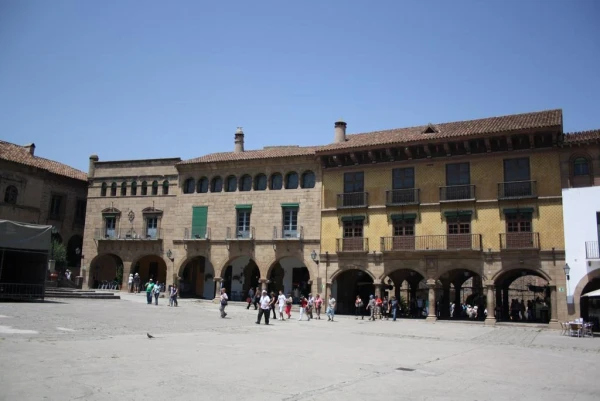 «Испанская деревня» (Poble Espanyol) - архитектурный музей под открытым небом, где собраны копии зданий из различных регионов Испании. При входе находится копия ворот из города Авила. Комплекс был построен к всемирной выставке 1929 году архитекторами