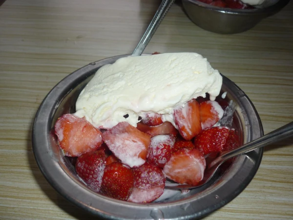 мороженное с клубникой
