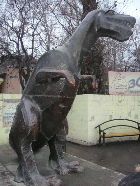 Памятник динозавру