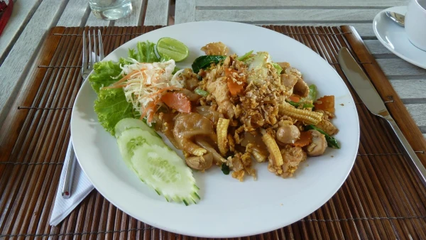 Завтрак в отеле - лапша с курицей и овощами
