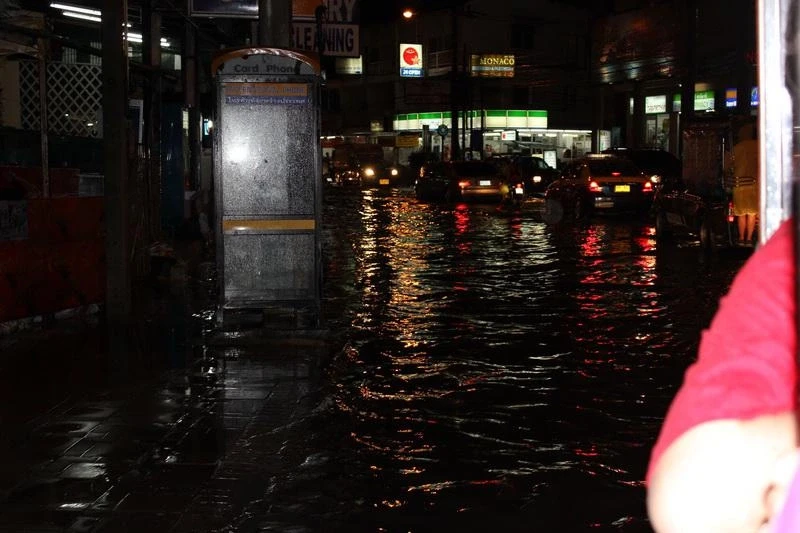 После дождя в центре города... Воды по колено...
