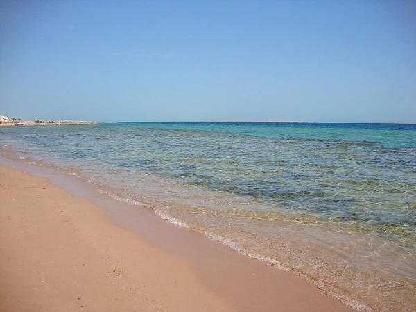 Море (слева от отеля)