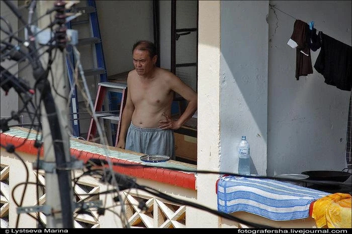 Наблюдает, не тырят ли белье