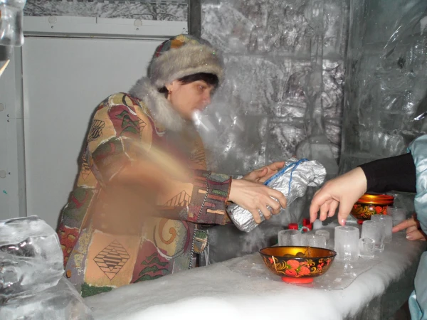 В ледяной комнате-наливают чтоб согреться.