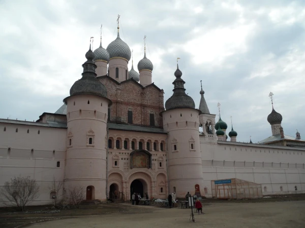 Внутри Кремля.