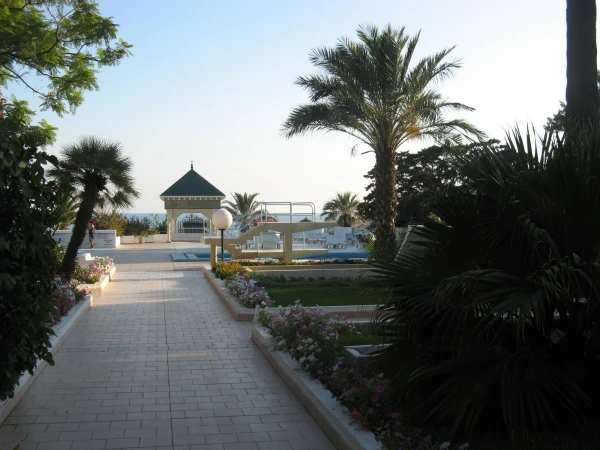 спуск к пляжу отеля корпусов 3* и 5*