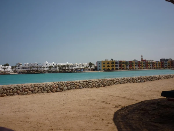 С косы отлично видно соседнюю Arabella (белого цвета постройки)
