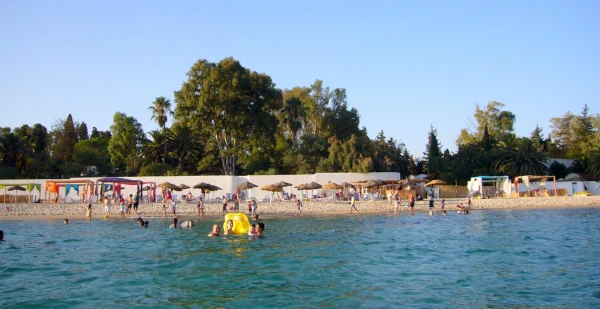 Вид на пляж с моря.