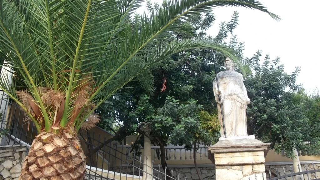 у входа в отель