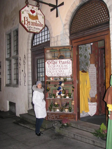 Около лавки "Olde Hansa"