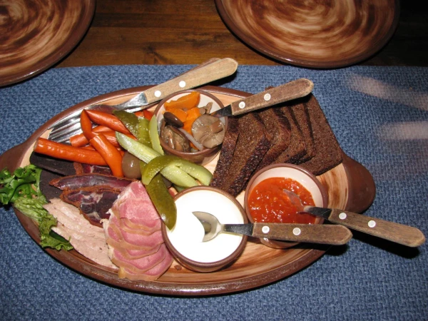 Ресторан "Peppersack". «Мясная холодная закуска на 2-их» (Бастурма, утиное филе, свиной язык, копчёные сигары к пиву)