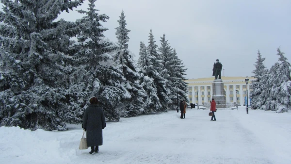 Дедушка ленин со спины.