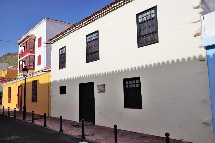 La Gomera. Перед отплытием в Новый Свет Колумб останавливался в доме на улице Реал 56, которая в настоящее время носит имя мореплавателя (Casa de Colуn)