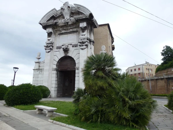 Арка в город.