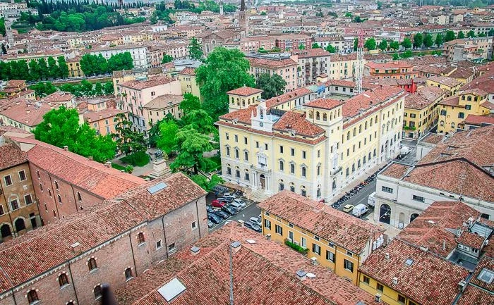 Вид со смотровой площадки Башни Ламберти (Torre dei Lamberti)