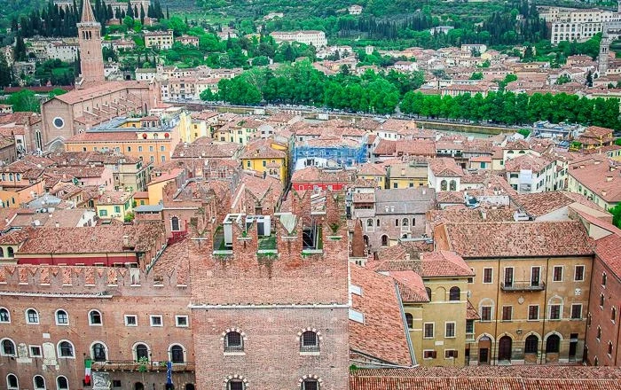 Вид со смотровой площадки Башни Ламберти (Torre dei Lamberti)