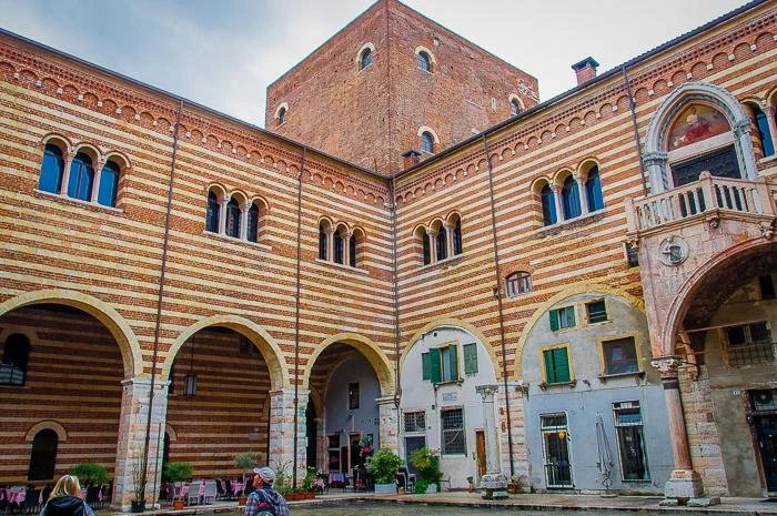 Дворец коммуны (Palazzo del Comune; Palazzo della Ragione)