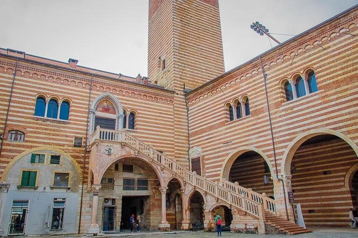 Дворец коммуны (Palazzo del Comune; Palazzo della Ragione)