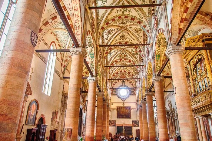 Церковь святой Анастасии (Chiesa di Santa Anastasia)