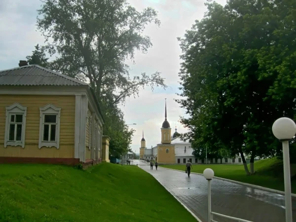 Дорога к Ново-Голутвину монастырю
