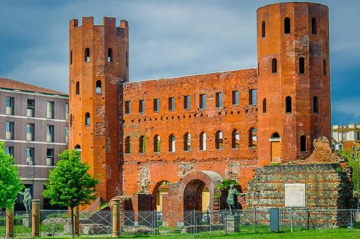 Дворцовые ворота (Порте Палатине, Porte Palatine)